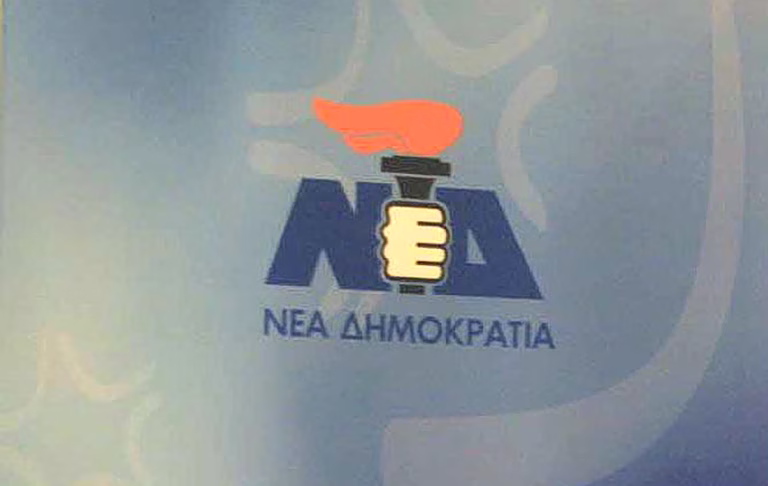 Ο πυρσός της ΝΔ ήρθε για να μείνει; Ξανά στο επετειακό σήμα η φλόγα