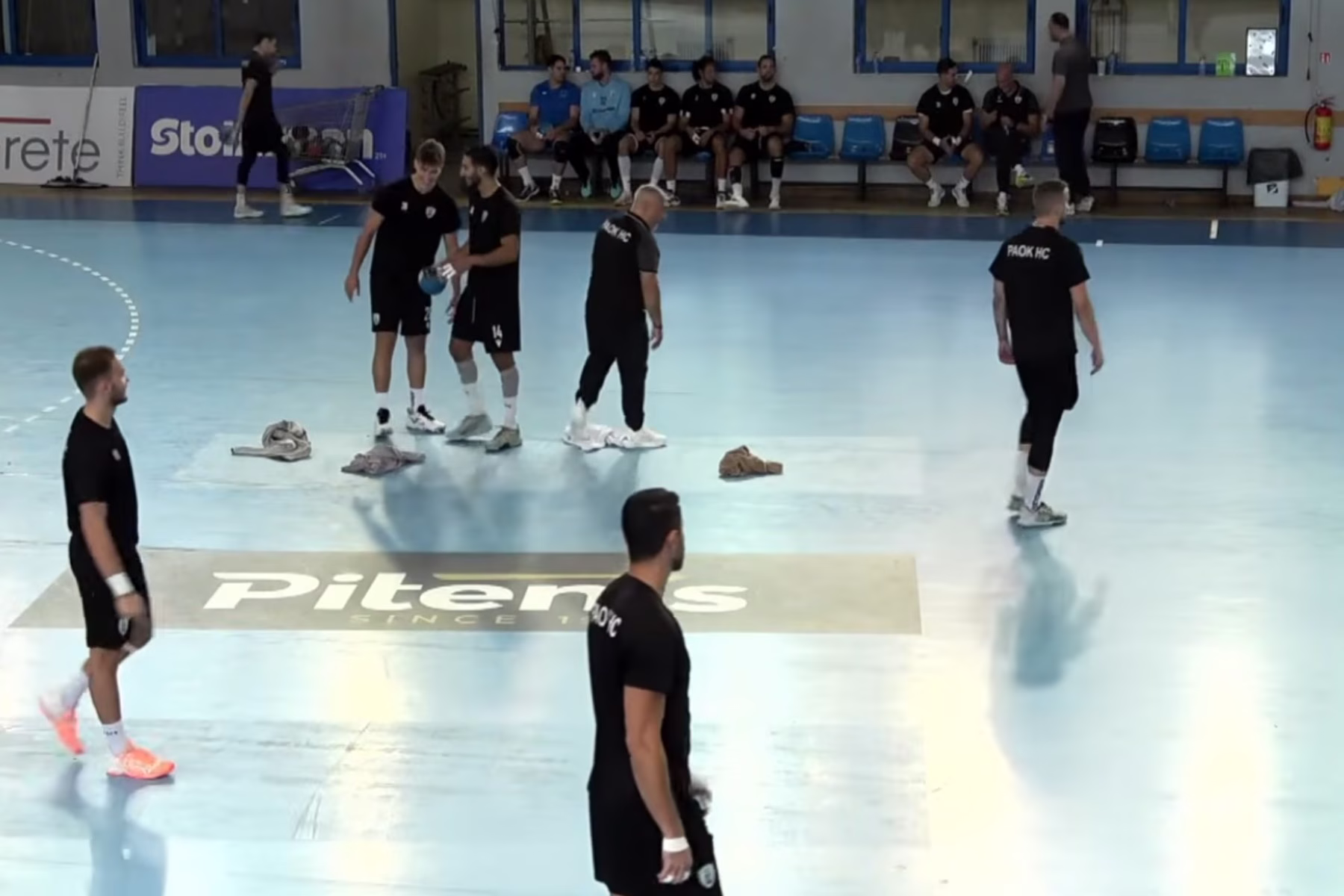 Δεν έγινε ο αγώνας χάντμπολ ΠΑΟΚ – Ιωνικός επειδή είχε κόλλα στο γήπεδο