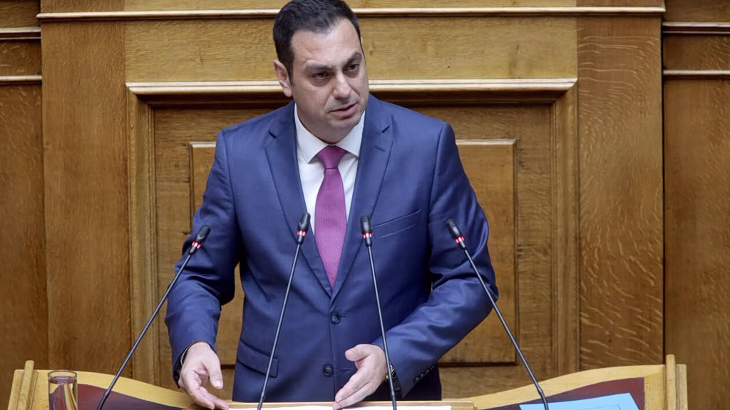 Βουλευτής της ΝΔ για τα καύσιμα: «Όποιος δεν έχει 10 ευρώ για βενζίνη, ας πάρει τα ΜΜΜ»