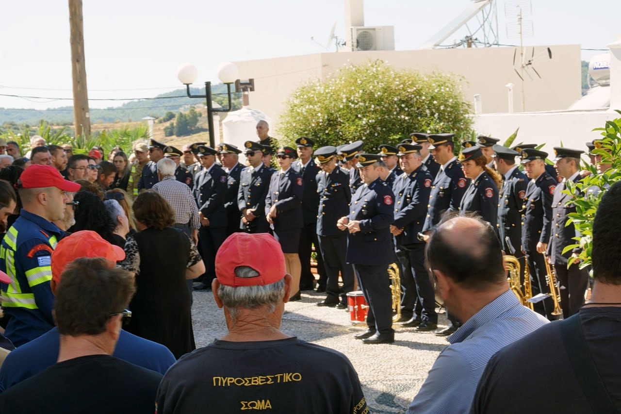 Ρόδος: Θρήνος και συγκίνηση στην κηδεία του πυροσβέστη που έχασε τη ζωή του εν ώρα καθήκοντος – Μεσίστιες οι σημαίες του Πυροσβεστικού Σώματος