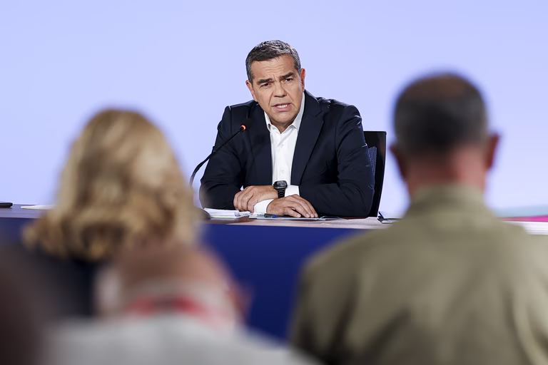 Ο Τσίπρας κάνει ταμείο: Το μικρό θαύμα της ΕΛΑΣ και η επόμενη φάση – Επιμένει στα νέα πρόσωπα, το κατάστρωμα για τους πρώην
