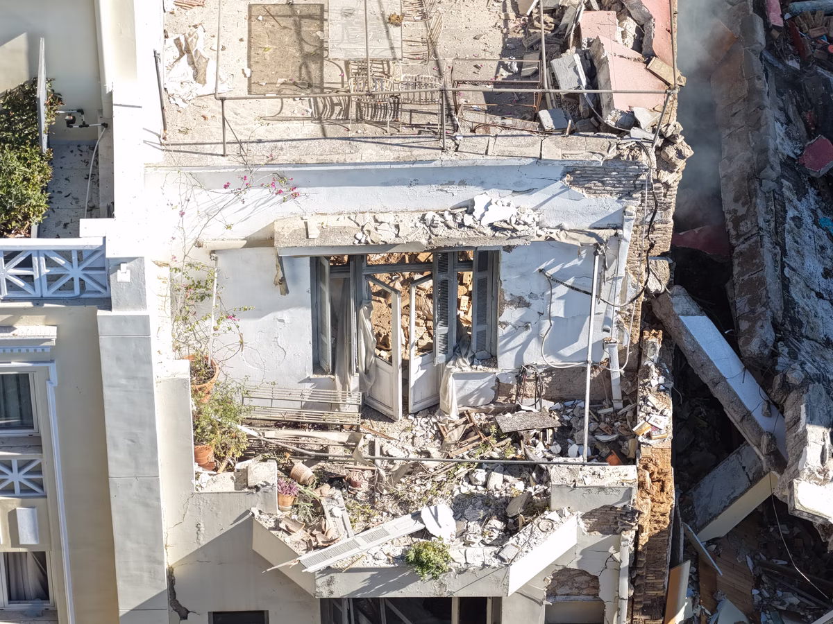 Αγωνία για τυχόν εγκλωβισμένους μετά την έκρηξη σε διώροφο κτίριο στην Πλάκα - Συνεχίζονται οι έρευνες