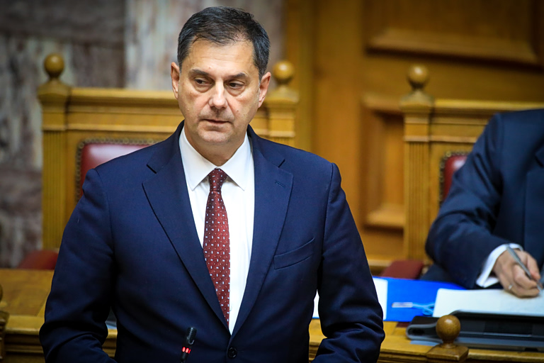ΠΑΣΟΚ: Κρεσέντο αλαζονείας από τον υφυπουργό Θεοχάρη – Χαρακτήρισε την αντιπολίτευση ως «κόμματα των κακομοίρηδων»