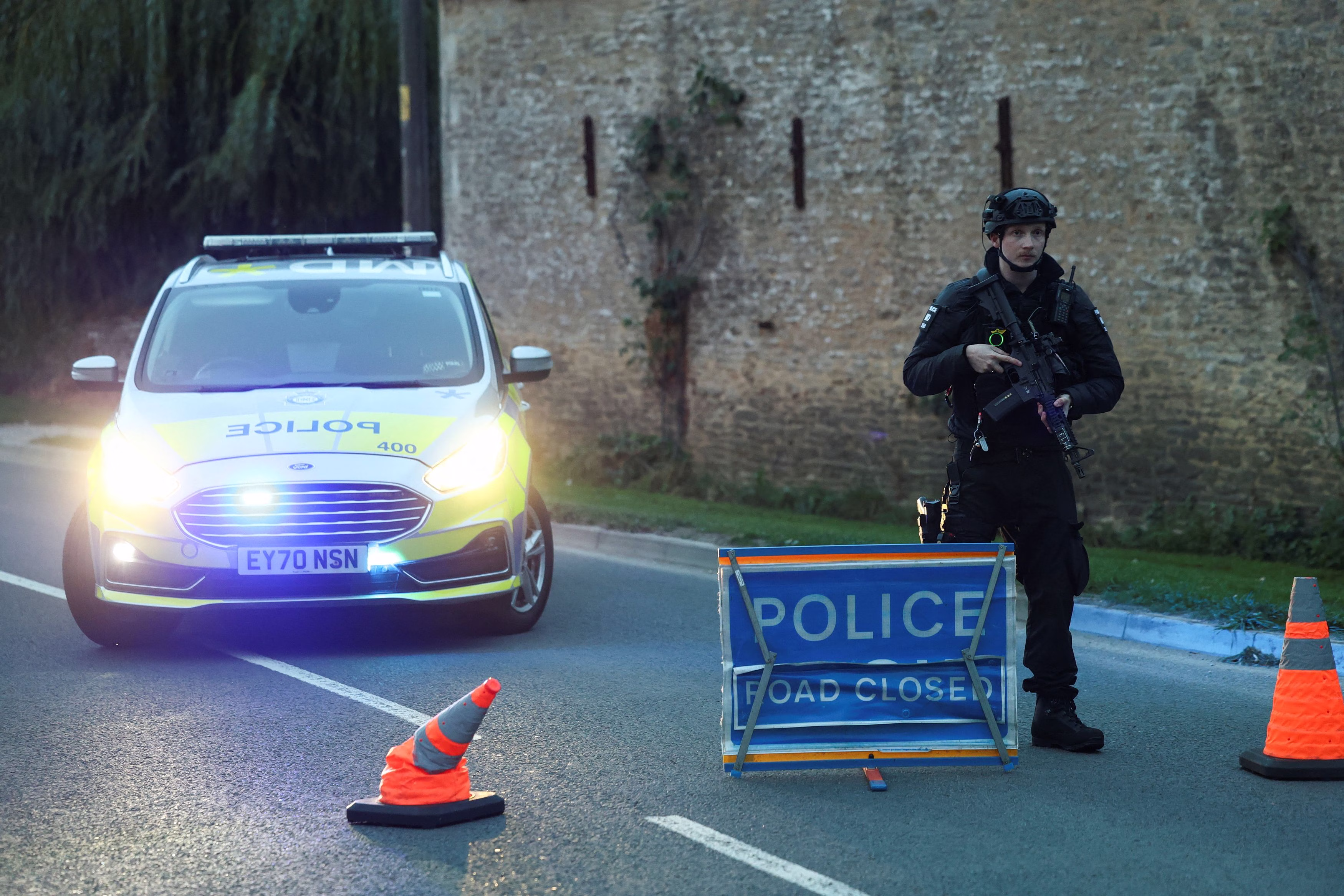Συναγερμός στη Βρετανία: Εκκενώσεις κατοικιών και συλλήψεις για εκρηκτικά κοντά σε αμερικανική βάση