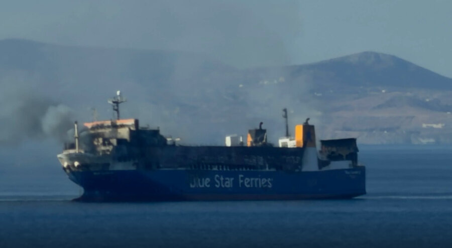 Συνεχίζεται η κατάσβεση του Blue Carrier 2 – Σε υπήνεμο σημείο νοτιοδυτικά της Τήνου το πλοίο