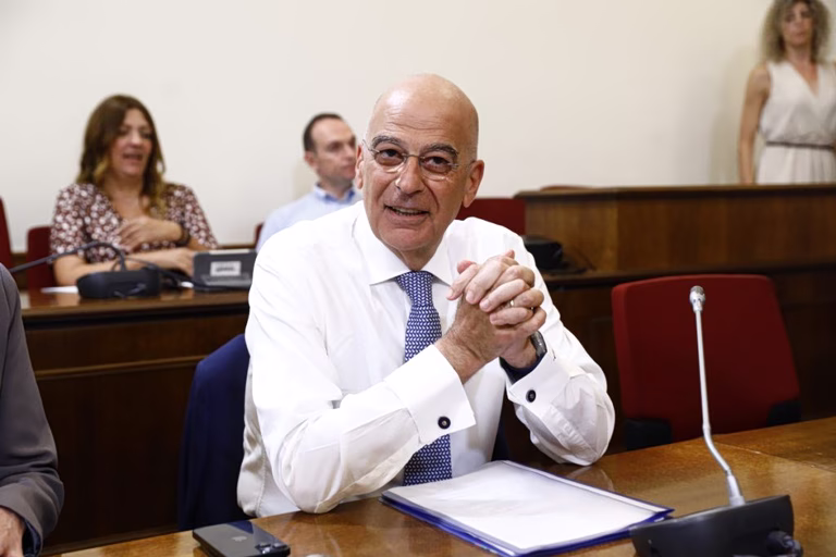 ΝΔ: Τι σκοπό έχουν τα εσωκομματικά «μαχαιρώματα» στον Νίκο Δένδια