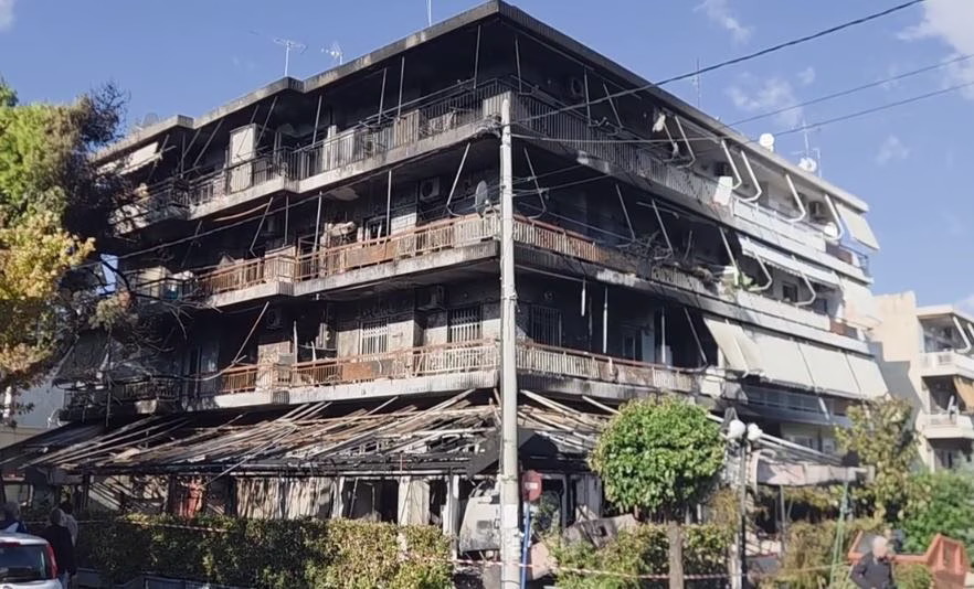 Νέα Ιωνία: Εικόνες καταστροφής στην πολυκατοικία που πήρε φωτιά - Στάχτη η καφετέρια