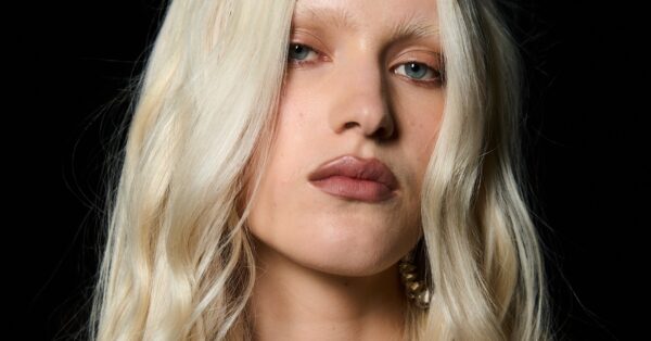 Cashmere hair: Το μυστικό για απαλά, λαμπερά μαλλιά που θυμίζουν την υφή του κασμίρ