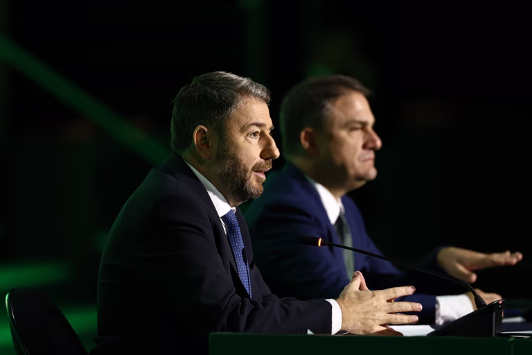 ΠΑΣΟΚ: Από τα διλήμματα της κάλπης στη «θετική ατζέντα» – Στενό μαρκάρισμα στη ΝΔ για καύσιμα και στεγαστικό