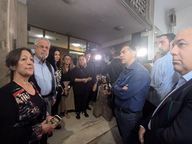 Στην Κυψέλη ο Αλ. Τσίπρας – «Ο υπουργός κρίνει ακατάλληλα τα σπίτια, όμως η κυβέρνηση αφήνει τις οικογένειες να μένουν»