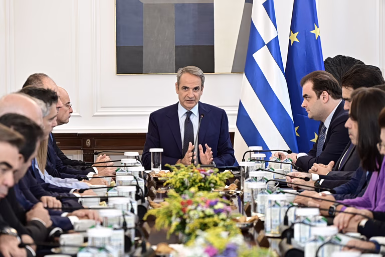Ο Κυριάκος Μητσοτάκης ανακοίνωσε στο Υπουργικό διεύρυνση των 72 δόσεων σε 120, με ελάχιστο ποσό καταβολής 30 ευρώ - «Οι παρεμβάσεις μας θα εξετάζονται ανά 15ήμερο»