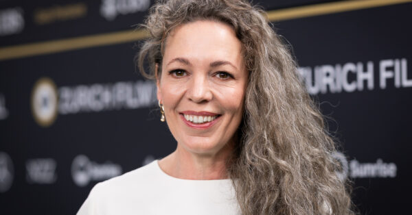 Olivia Colman: Τα μακριά γκρίζα μαλλιά της είναι η πιο chic έμπνευση για γυναίκες άνω των 50