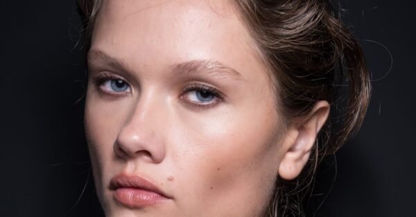Κίτρινο lip gloss: Η απρόσμενη απόχρωση που έχει αγαπηθεί όσο καμία άλλη στα social media το τελευταίο διάστημα