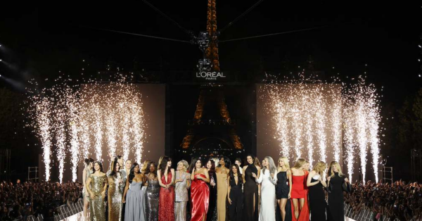 Η L’Oréal Paris έφερε το Le Défilé μπροστά από τον Πύργο του Eiffel γιορτάζοντας τη δύναμη των γυναικών