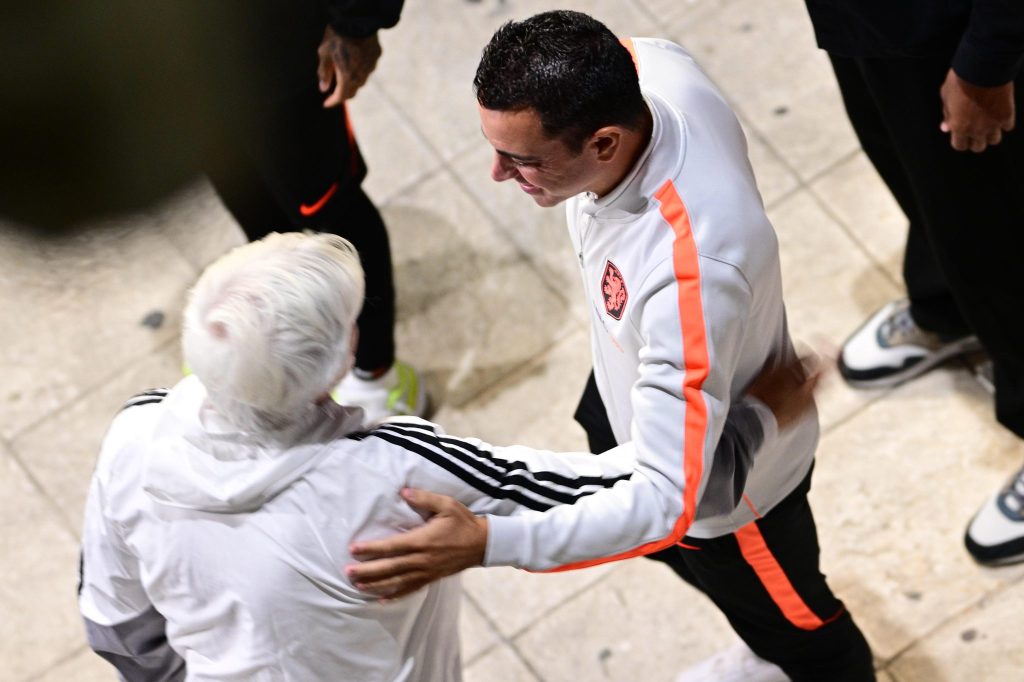Η αγκαλιά του Γιοβάνοβιτς με τον Τσάβι στην Τούμπα (pics)