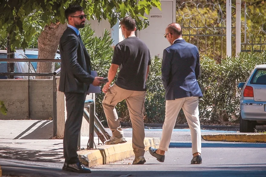Υπόθεση Μαζωνάκη: «Δεν είχα καμία σχέση με τον τραγουδιστή» – Αποστάσεις από την σύζυγό του κρατά ο γιατρός της Καρνεάδου