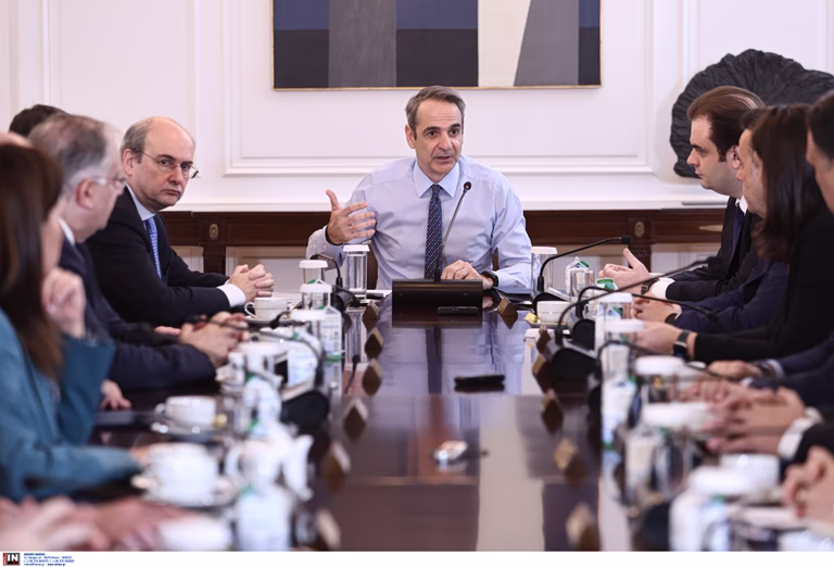 120 δόσεις σε μια «ισχυρή οικονομία»; – Οι αριθμοί που χαλούν το κυβερνητικό αφήγημα