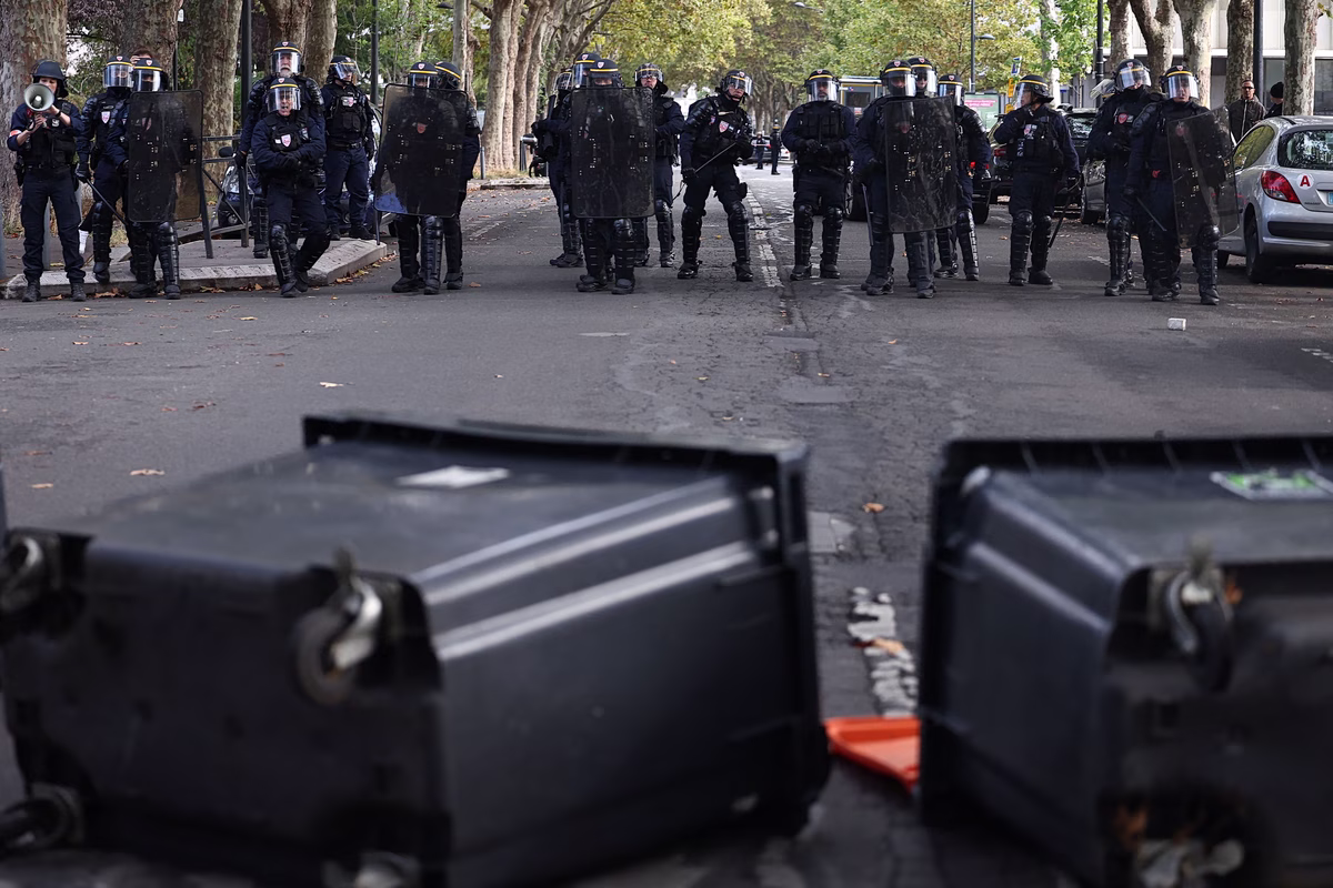 «Φλέγεται» η Γαλλία: 440 συλλήψεις και 76 τραυματίες στις μαθητικές διαδηλώσεις - Συγκλονιστικά βίντεο