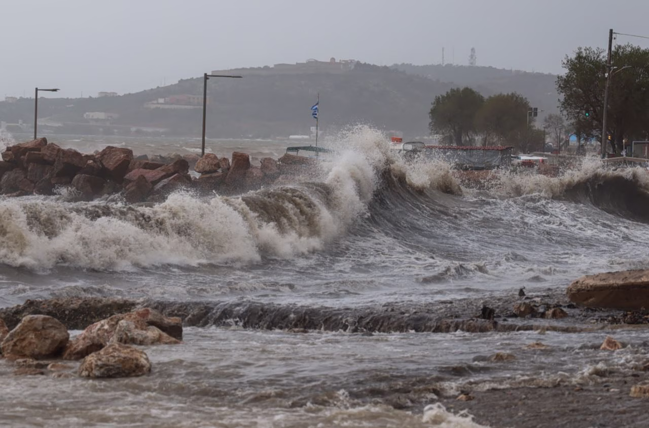 Θυελλώδεις άνεμοι: Απαγορευτικό απόπλου στα λιμάνια - Τι ισχύει σε Πειραιά, Ραφήνα και Λαύριο