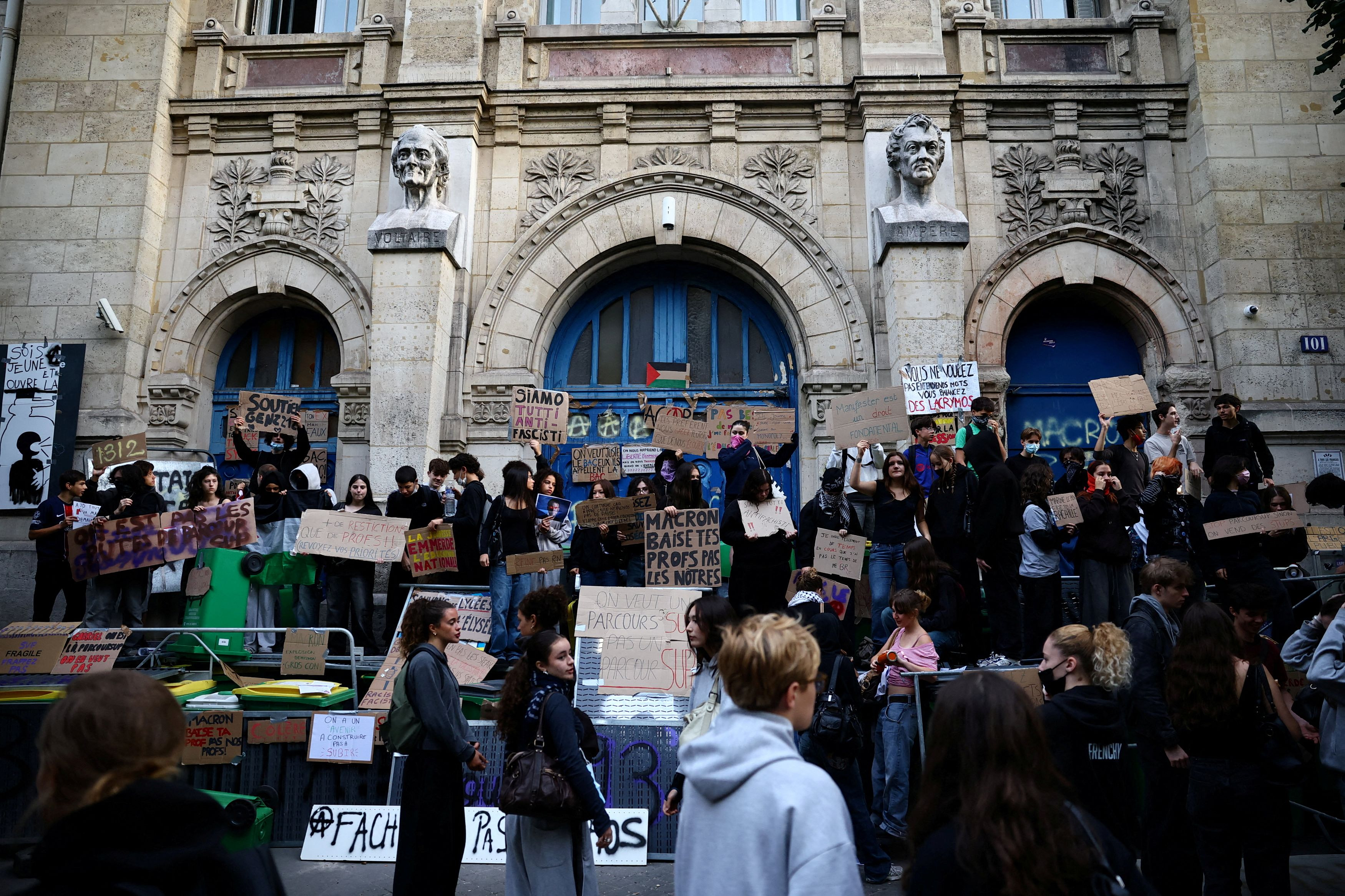 Γαλλία: Από το Παρίσι έως τη Λιλ και τη Μασσαλία - Οι μαθητικές κινητοποιήσεις κλιμακώνονται και η κυβέρνηση πιέζεται