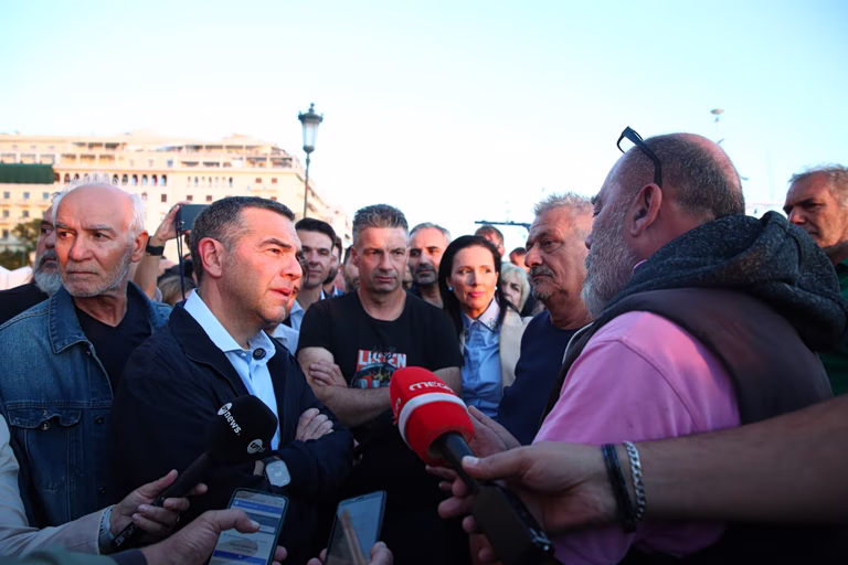 Ο Αλέξης Τσίπρας δίπλα στους αλιείς που κινδυνεύουν με αφανισμό – «Η κυβέρνηση δεν στήριξε την παραγωγική βάση»