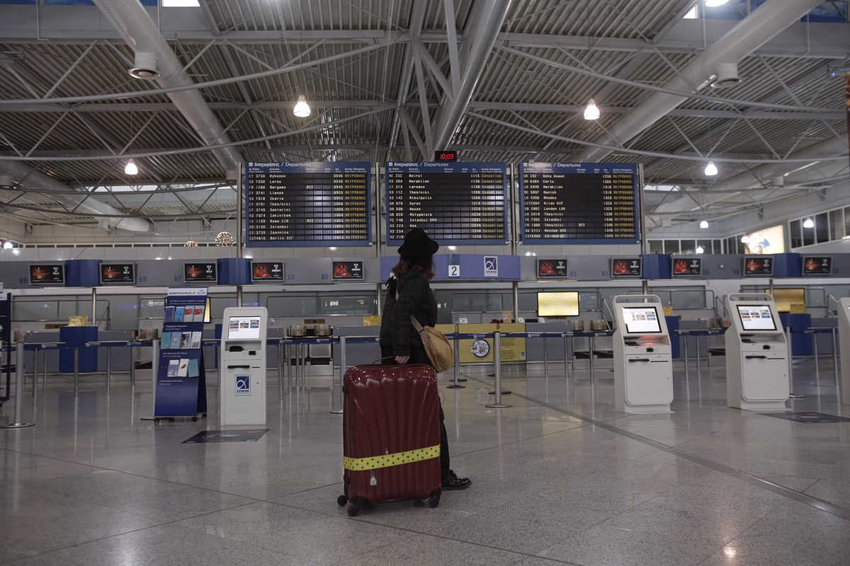 ΕΕ: Τέλος στις έξτρα χρεώσεις για τις χειραποσκευές – Τι αλλάζει στα αεροπορικά εισιτήρια αυτό