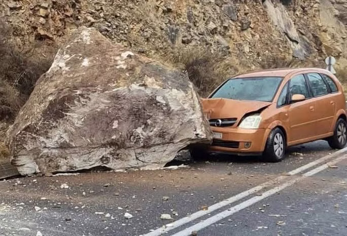 Ιεράπετρα: «Σώθηκα για κλάσματα δευτερολέπτου» – Συγκλονίζει οδηγός που είδε βράχο να πέφτει στο αμάξι του