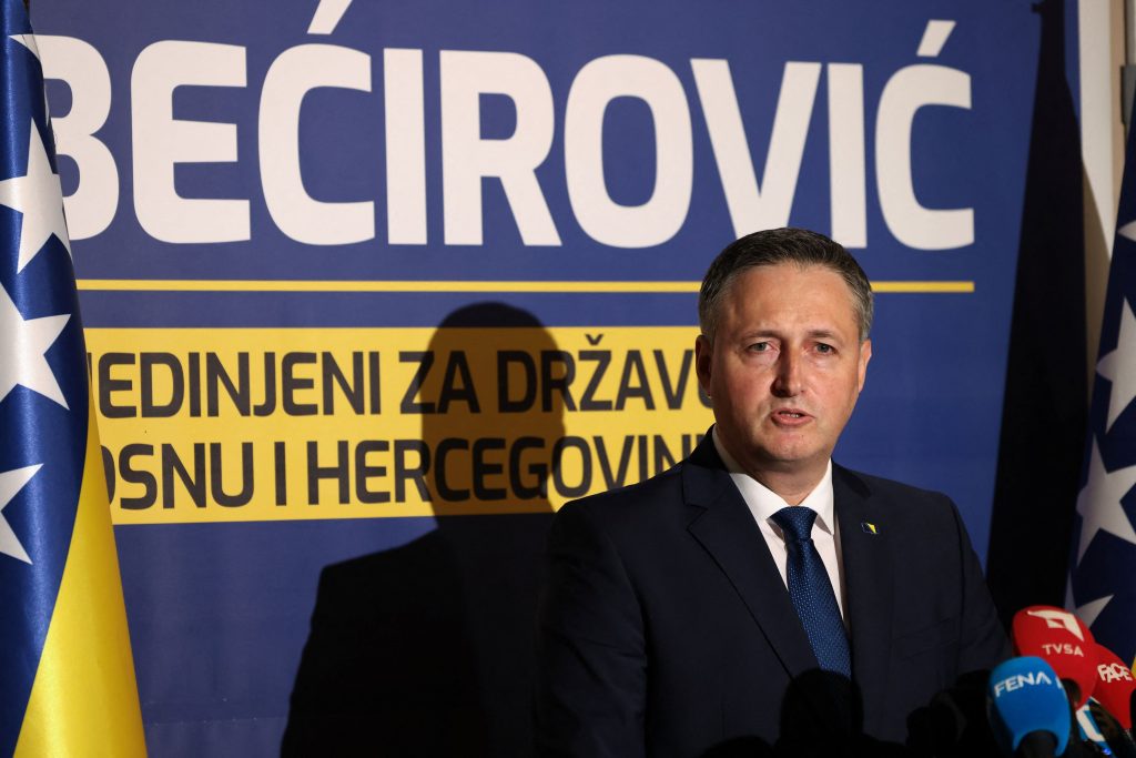 Εκλογές στη Βοσνία: Προηγούνται σοσιαλδημοκράτες και εθνικιστές στην τριμερή προεδρία – Ο Ντόντικ ανακοίνωσε επικράτηση στη σερβική πλευρά