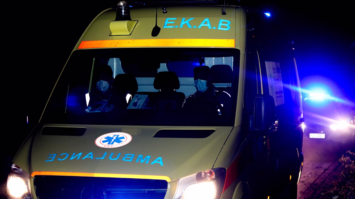 Τροχονόμος παρασύρθηκε από ΙΧ στα Σπάτα – Τραυματίστηκε στο πόδι
