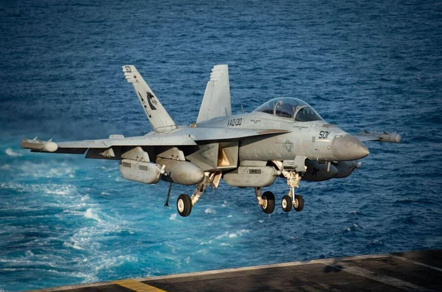 Το αεροπλανοφόρο USS Dwight D. Eisenhower προσωρινά εκτός λειτουργίας μετά από ατύχημα με αεροσκάφος