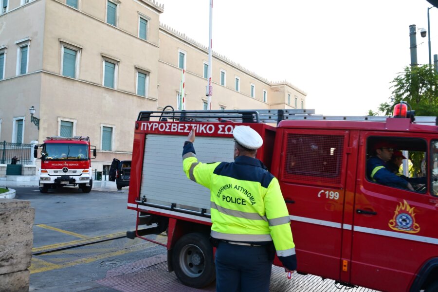 Έληξε ο συναγερμός στη Βουλή - Φάρσα το τηλεφώνημα για βόμβα