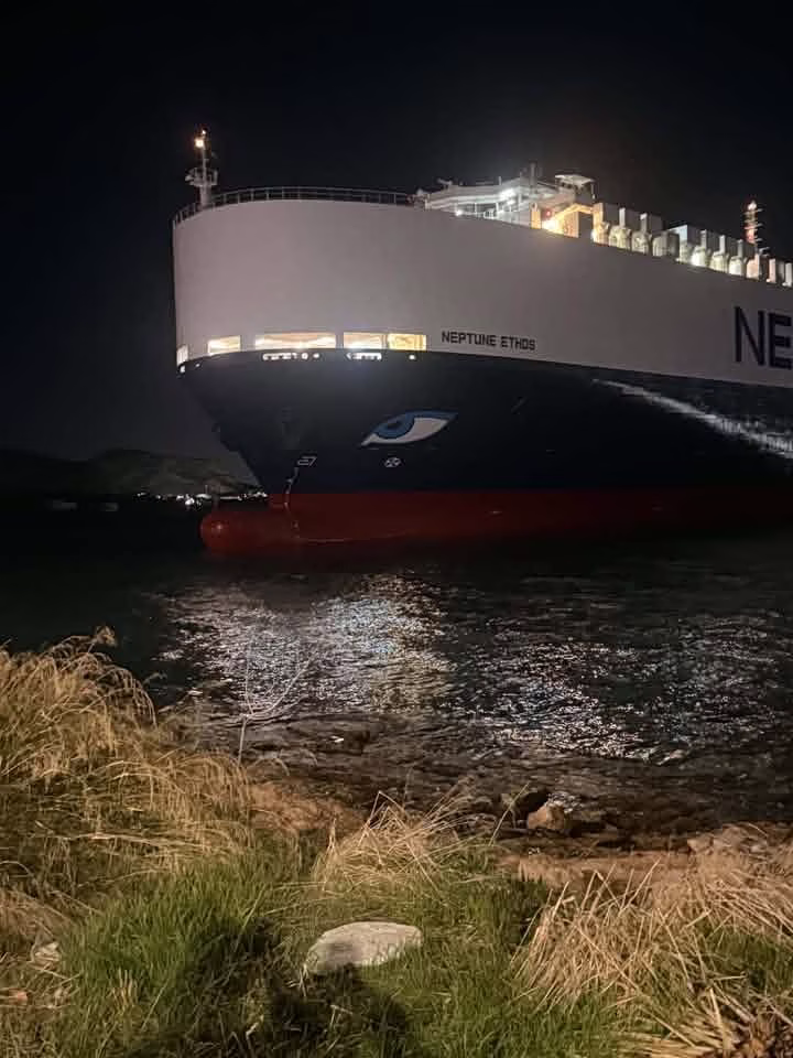 Προσάραξη πλοίου στη Σαλαμίνα – Στο σημείο τρία ρυμουλκά