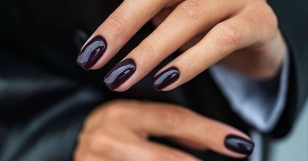 Plum Nails: Η πιο cool εναλλακτική του μπορντό μανικιούρ για το φθινόπωρο