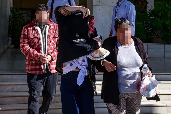 Απάτη στον ΕΦΚΑ: «Είμαι αθώος, είναι σκευωρία»: Η στιγμή που ο Φίλιππος Καμπούρης αναχωρεί από ΓΑΔΑ για Ευελπίδων