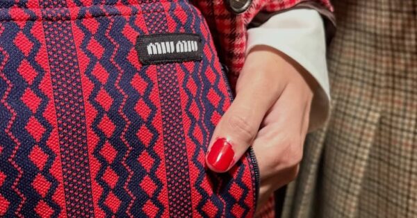 Ο οίκος Miu Miu λέει αντίο στο clean girl μανικιούρ