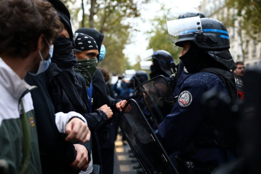 «Του έκλεψαν τη ζωή»: Λύγισε η μητέρα του 15χρονου στη Γαλλία ο οποίος ακρωτηριάστηκε από χειροβομβίδα κρότου – λάμψης