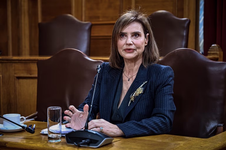 Η Μπατζελή στηρίζει την Παπαδοπούλου και καταδικάζει Κωνσταντόπουλο και Κατρίνη – «Η σιωπή δεν είναι ουδετερότητα»