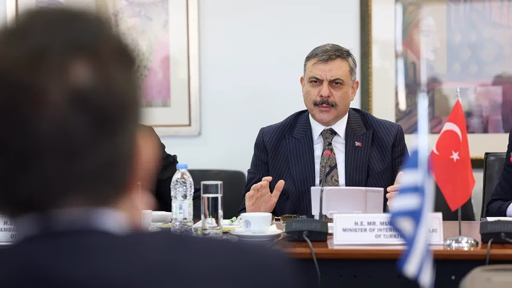 «Η Ελλάδα δεν πρέπει να γίνει καταφύγιο εγκληματιών» διαμήνυσε ο Τούρκος υπουργός Εσωτερικών στον Μιχάλη Χρυσοχοΐδη