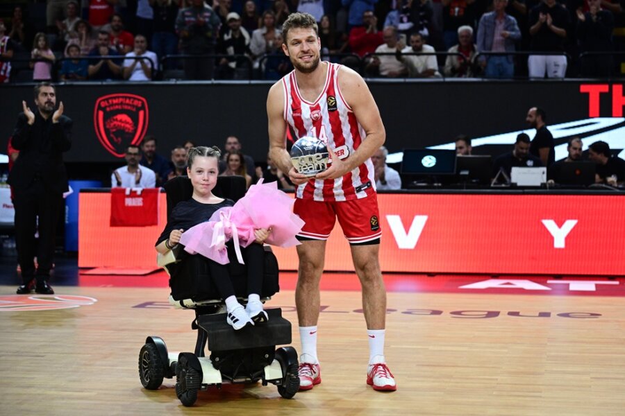 Euroleague: Τίμησε τον Βεζένκοφ ως κορυφαίο πρεσβευτή του One Team (pics, vid)