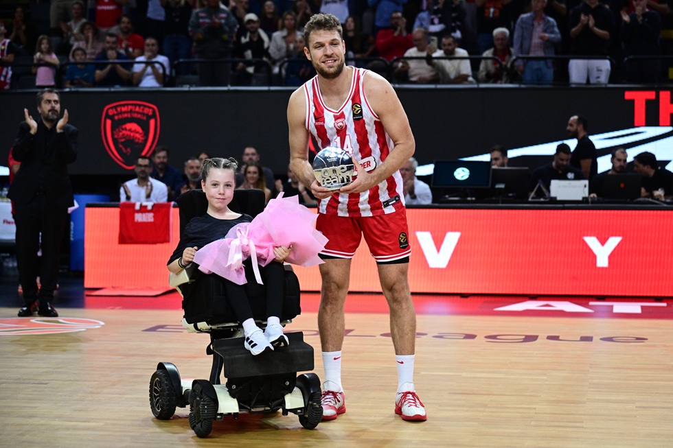 Euroleague: Τίμησε τον Βεζένκοφ ως κορυφαίο πρεσβευτή του One Team (pics, vid)