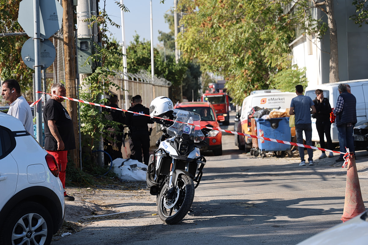 Στιγμιότυπο από το σημείο όπου βρίσκεται η βιοτεχνία στο Αιγάλεω, όπου τυλίχθηκε στις φλόγες τα ξημερώματα του Σαββάτου