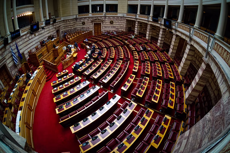 Πολιτικό τρίγωνο σε αναβρασμό: Οι ανταλλαγές «πυρών» ΕΛΑΣ – ΠΑΣΟΚ και ο ρόλος της ΝΔ