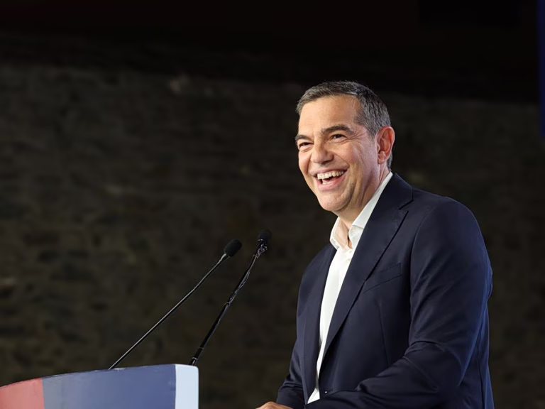 Ο Τσίπρας κατεβαίνει στο παρκέ ψάχνοντας σούτερ για την ομάδα της ΕΛΑΣ – Βρήκε τον Κορωνιό