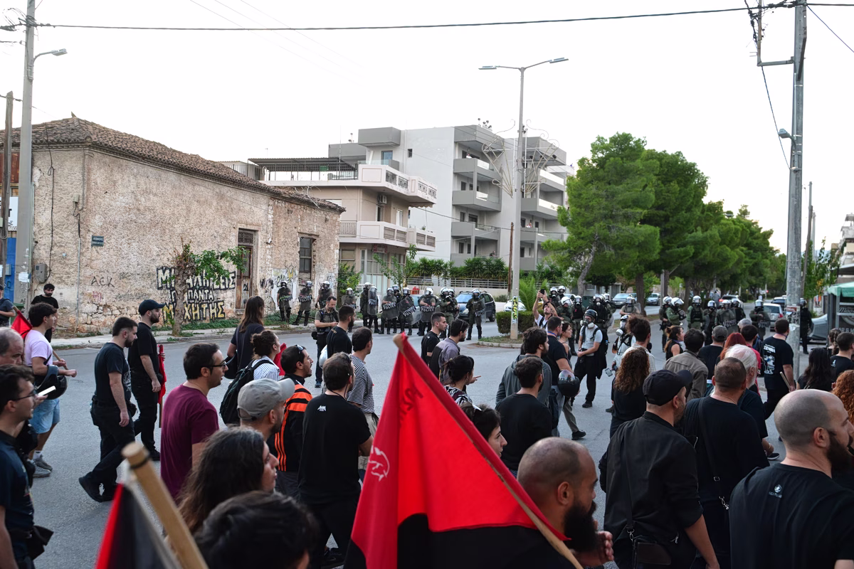 Ελευσίνα: Καταγγελία για απόπειρα τρομοκράτησης αντιφασίστα μετά τη δολοφονική επίθεση