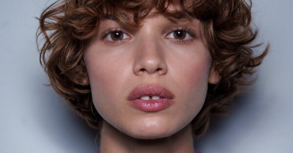 Purple Blush: Το beauty trend που μας έχει κάνει να ξεχάσουμε το κλασικό ροζ ρουζ