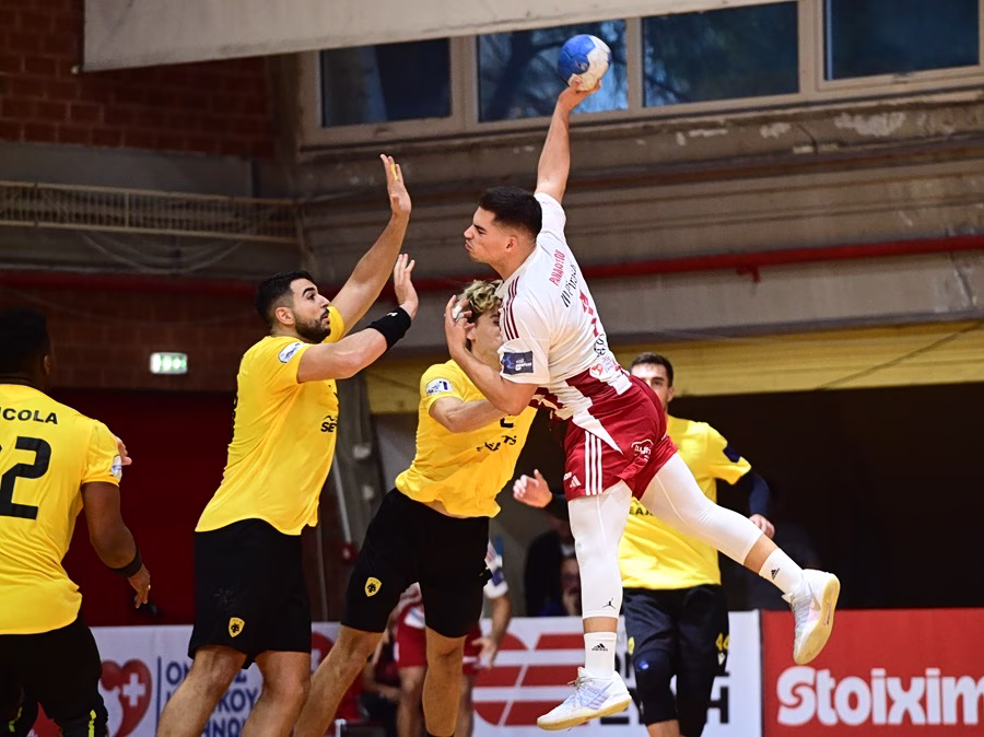 Ολυμπιακός – ΑΕΚ 34-30: Πήρε το ντέρμπι και μαζί το προβάδισμα για το πλεονέκτημα έδρας στους τελικούς