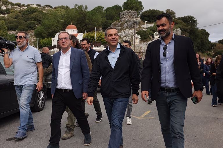 Ξεκίνησε την περιοδεία στην Κρήτη ο Τσίπρας: Οδηγεί στον «περιβόητο» ΒΟΑΚ, πίνει espresso και όχι «Φραπέ» και συναντά αγρότες