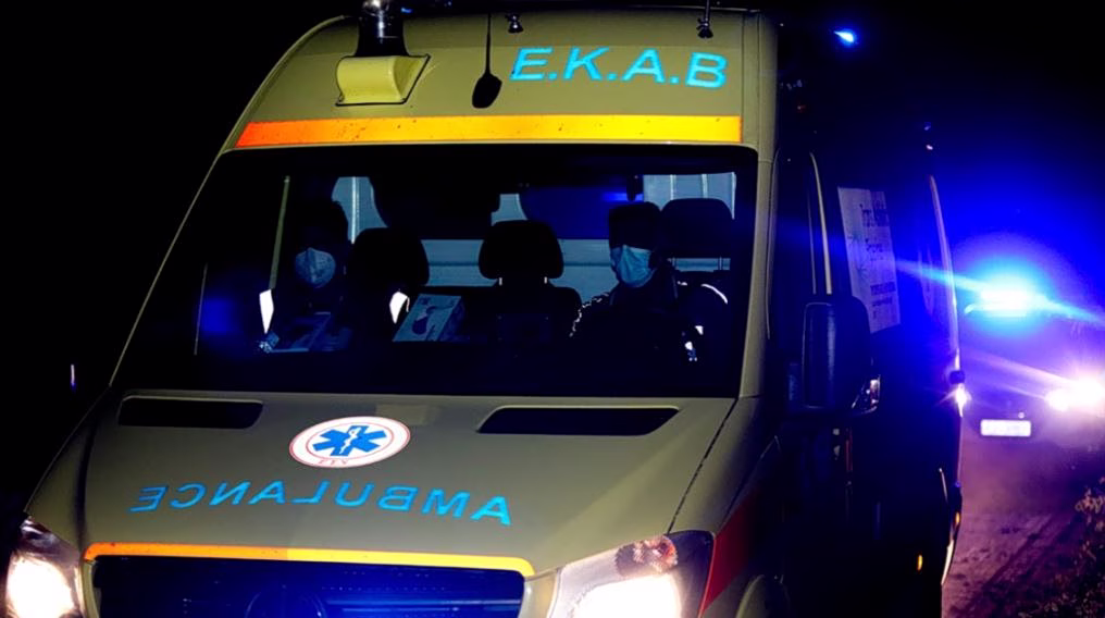Σοβαρό τροχαίο στο Παγκράτι: Τραυματίστηκε σοβαρά αναβάτης μηχανής μετά από σύγκρουση με ΙΧ