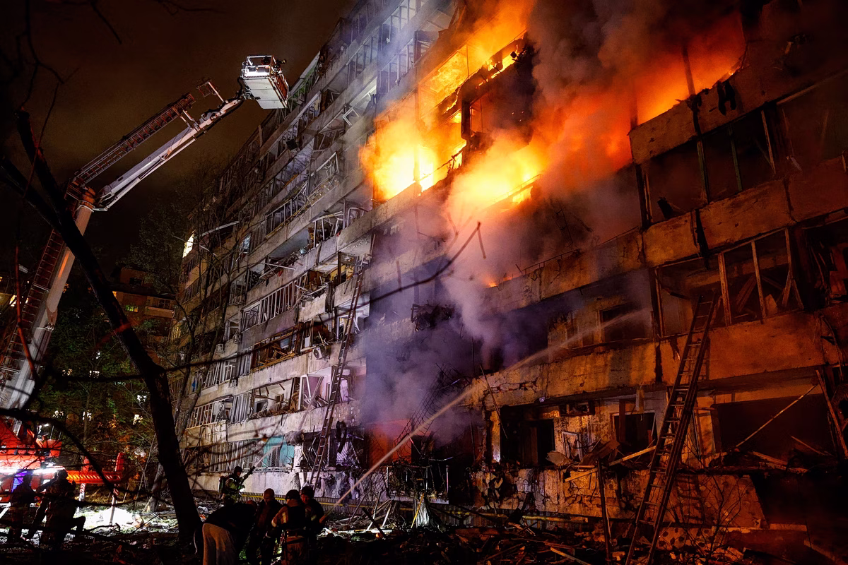 Ένας νεκρός και 17 τραυματίες εξαιτίας πλήγματος σε πολυκατοικία στο Κίεβο