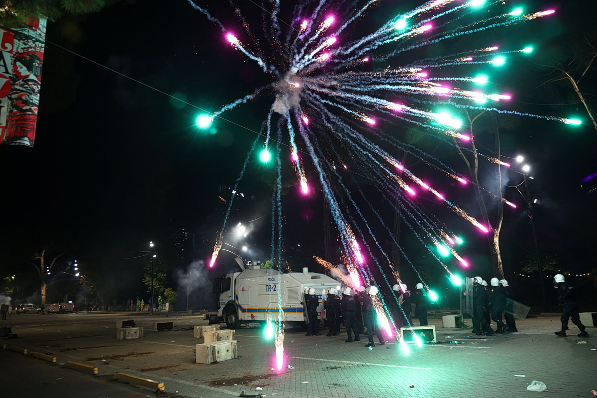 Αλβανία: Συγκρούσεις φοιτητών και αστυνομίας στις διαδηλώσεις για την ακρίβεια και τη διαφθορά